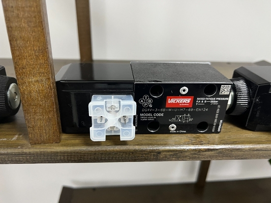 Paketgröße 5.00cm * 6.00cm * 7.00cm Gusseisen-Solenoidventil Dg4V-3-6bl-M-U-H7-69-En124