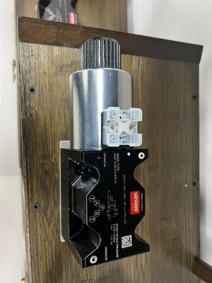 Paketgröße 5.00cm * 6.00cm * 7.00cm Gusseisen-Solenoidventil Dg4V-3-6bl-M-U-H7-69-En124