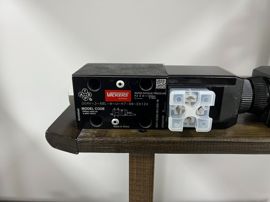Paketgröße 5.00cm * 6.00cm * 7.00cm Gusseisen-Solenoidventil Dg4V-3-6bl-M-U-H7-69-En124